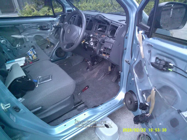 パネル類取り外し、車内清掃中。 スズキ ワゴンR