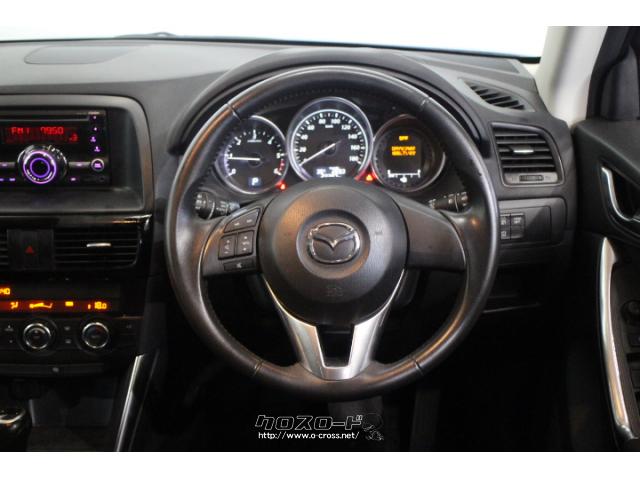 パワーウィンドースイッチや、センターパネル下の収納スペースなど、質感高いサテンクロームメッキ加飾を配置。 マツダ CX-5