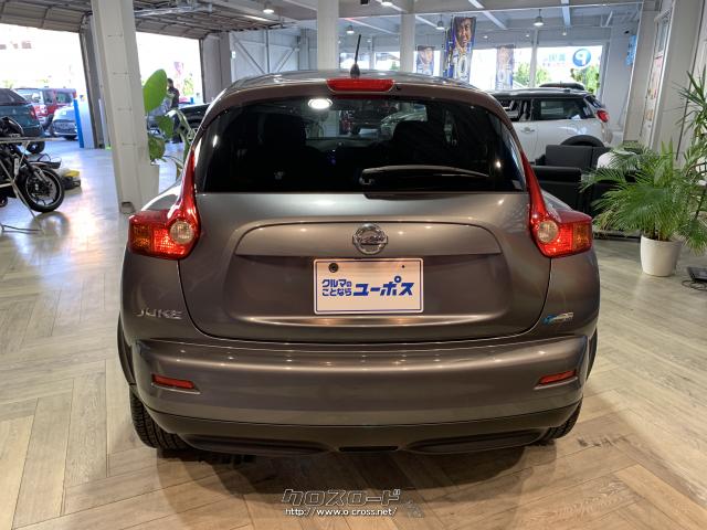 5ドアデザインは、リヤに向かってスロープするルーフラインにリヤピラーに埋め込まれたドアハンドルが、2ドアクーペのようなスポーティなスタイルを実現し、大きな丸型ヘッドランプとフロントコンビランプが特徴。 日産 ジューク