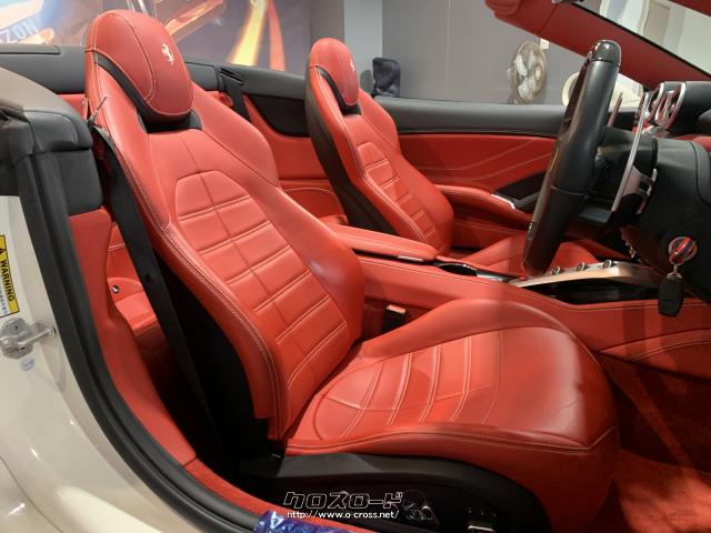 スポーティで全身を包み込んでくれる赤革フロントシート フェラーリ カリフォルニアT