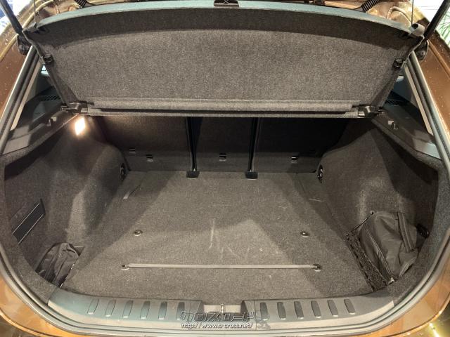 トランクフロアも広々してます BMW X1