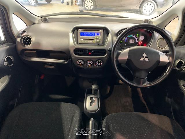 走行中にアクセルペダルとブレーキペダルを同時に踏んだ場合、ブレーキを優先するブレーキオーバーライド制御を採用した 三菱 アイ・ミーブ(軽)