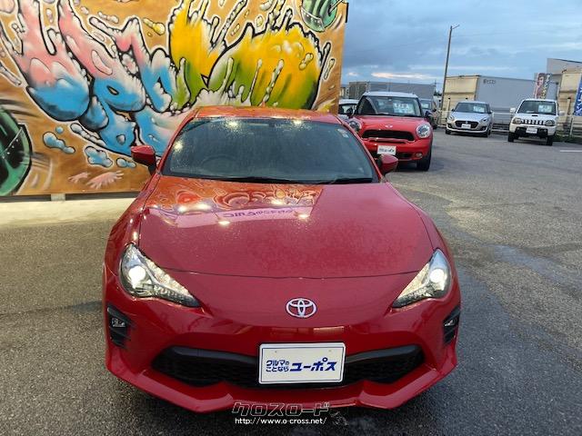 本革巻きステアリングホイール、シフトレバーノブ、パーキングブレーキレバーおよびスポーツアルミペダルなどを標準装備する上級グレード トヨタ 86