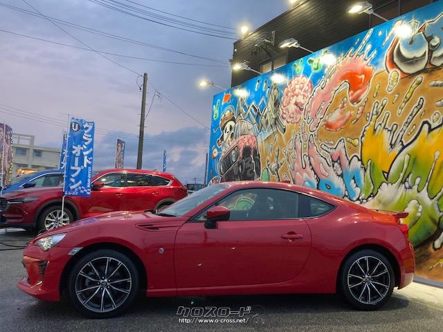 GTの装備に加え、本革×アルカンターラのシート表皮(運転席・助手席シートヒーター付)、リヤスポイラーなどを装備する「GTリミテッド」を設定。 トヨタ 86