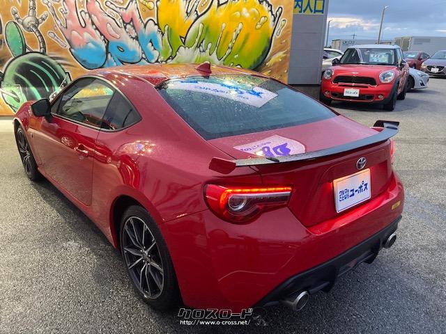 フロントビューからリヤビューまで、細部にわたり空力性能向上を軸としたアイテムの設定・改良の実施などにより、接地性や回頭性を高めた外形デザイン。 トヨタ 86