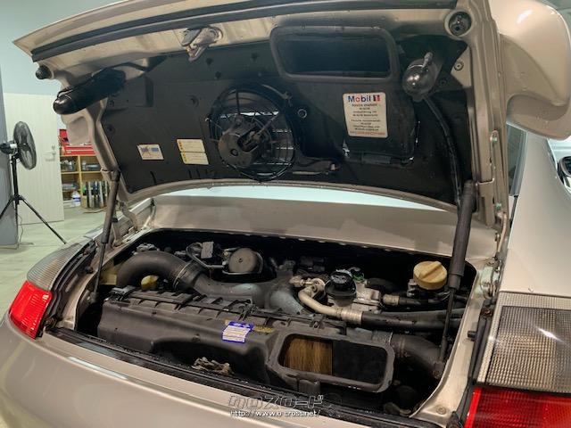 エンジンはリヤオーバーハングに搭載され、後輪を駆動するRRとトルクスプリット4WDの2つの駆動方式が採用される ポルシェ 911