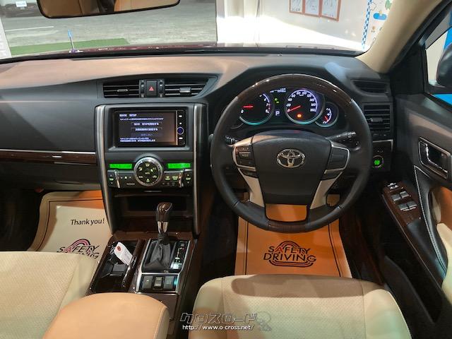 インテリアでは4眼メーターの採用や、シフトレバーまわりなどに高輝度シルバー塗装が施されている トヨタ マークX