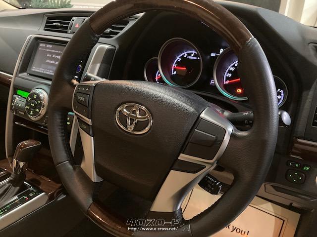 革巻きステアリングで高級感を演出とともに、走行中でもオーディオの操作が可能なステアリングスイッチを搭載しております。 トヨタ マークX