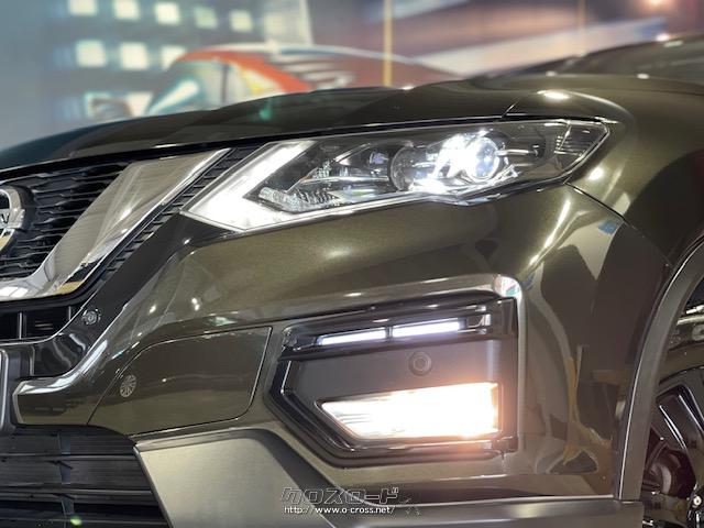 エクステリアには、日産デザインを象徴する「Vモーション」を拡大し、グリルからエンジンフードへとキャラクターラインを連続させることで、よりタフさを表現。 日産 エクストレイル