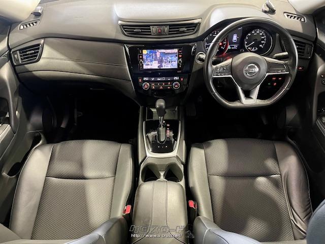 インテリアには、インストルメントパネルやステアリングのデザインを一新し、ワンランク上の上質感を実現したインテリアとなり、しなやかな翼のような広がりを表現した「グライディングウイング」を採用。 日産 エクストレイル