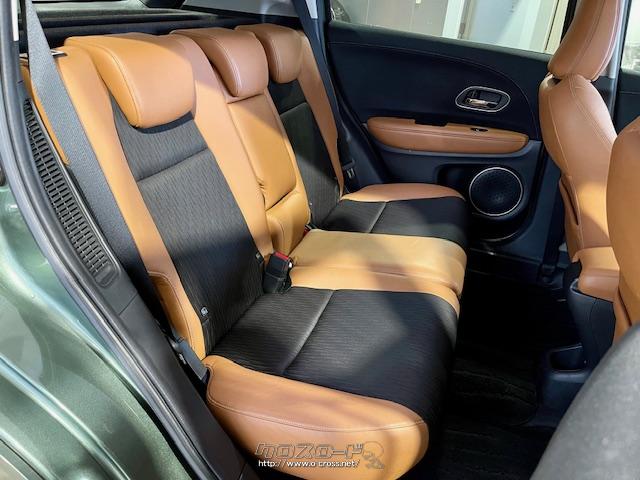 後部座席は足元、頭上とも十分なスペースが確保されております。 ホンダ ヴェゼル