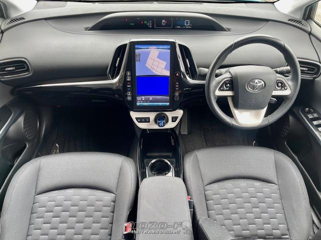 インテリアは、黒をベースにおしゃれな空間になってます。 トヨタ プリウスPHV