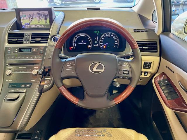 センターコンソールのUSB/AUX入力端子付近に、スマートフォンなどの携帯端末を収納できる小物入れを追加し、利便性を向上。 レクサス HS