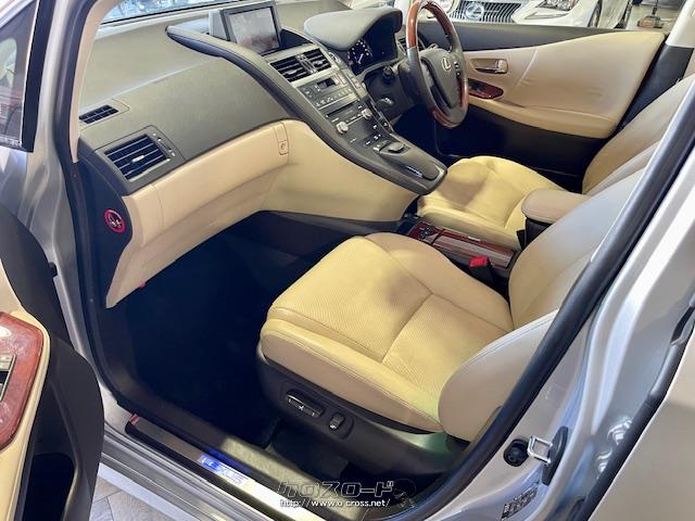 車体の前後にパフォーマンスダンパーを採用することで、操縦性・走行安定性を向上させた上で、よりなめらかな乗り心地を実現。 レクサス HS