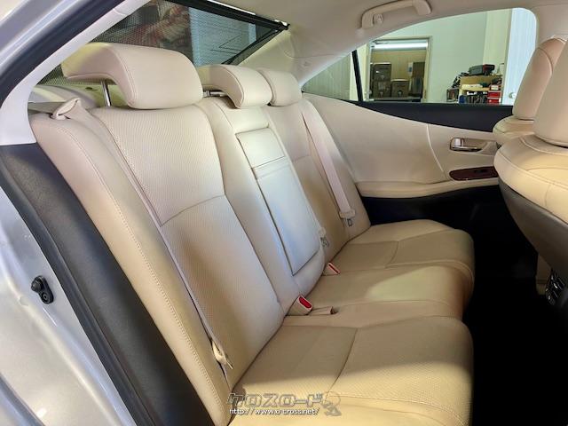 ハイブリッドシステムの制御の見直しや充電効率の改良などにより燃費を向上させ、20.6km/L(JC08モード走行燃費)を実現。 レクサス HS