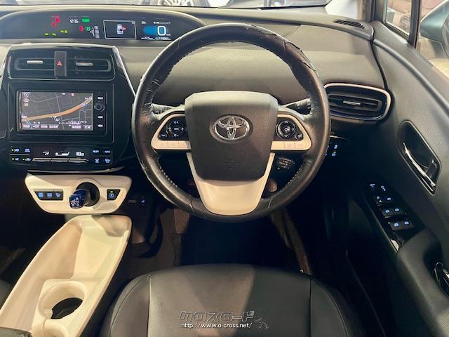 程よい太さの革巻きステアリング トヨタ プリウス