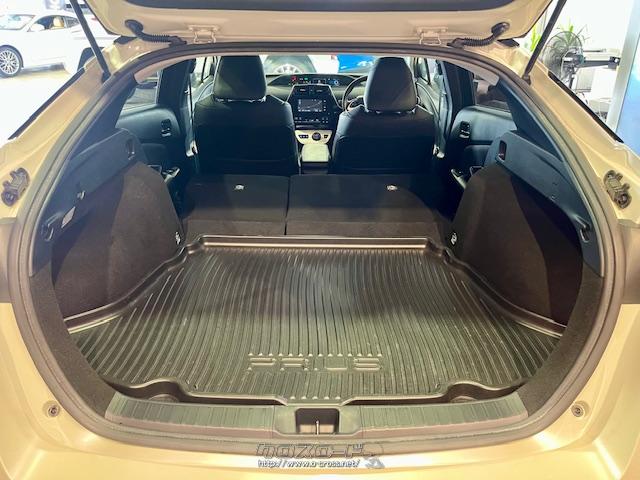 後部座席を倒すとかなり広めなラゲッジスペースが生まれます。 トヨタ プリウス
