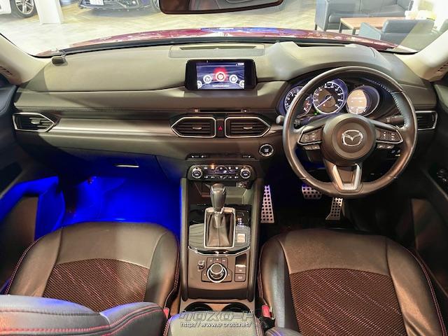 インテリアは、ドライバーを中心に操作機器や計器類を左右対称に配置。ステアリングホイールの中央からインストルメントパネルの加飾 マツダ CX-5