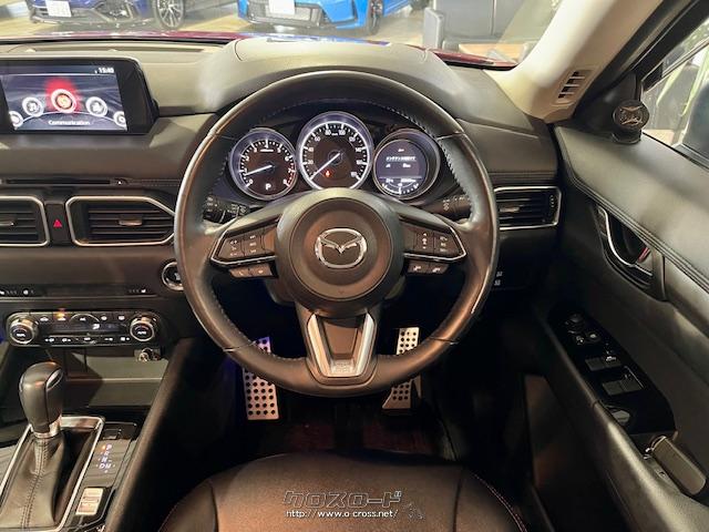 左右の空調ルーバーの高さを揃えるとともに、ドアトリムの加飾も水平基調の造形としたことで、ドライバーが運転に集中でき、ダイナミックな広がり感のある空間を実現。 マツダ CX-5