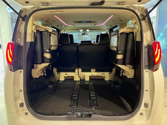 3列目シートを跳ね上げればさらに大きな荷物も積み込めます。 トヨタ アルファード