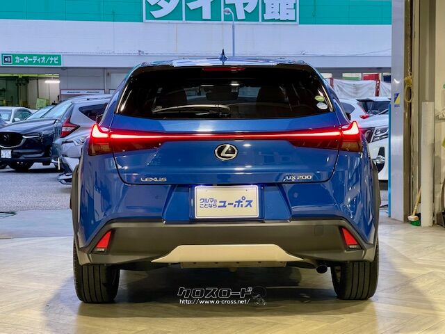 キャビンの中心から、タイヤに向かって前後のフェンダーが張り出した構成 レクサス UX