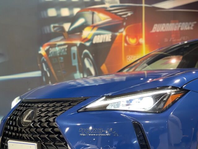 三眼LEDヘッドランプの上部にアローヘッド形状のクリアランスランプを配置すること レクサス UX