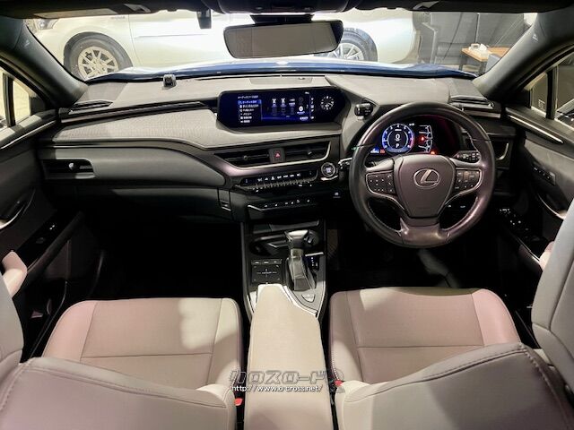 インテリアは、クロスオーバーらしいシルエットでありながら、走りを予感させる低いド レクサス UX