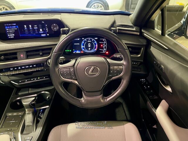 ステアリングを中心に配置した操作系により、ドライビングの高揚感を演出するコクピッ レクサス UX