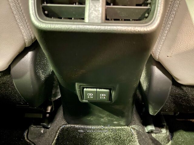 後席充電ポート レクサス UX