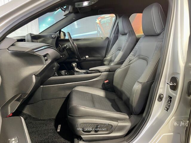 運転席、助手席はパワーシート(シートヒーター) レクサス UX