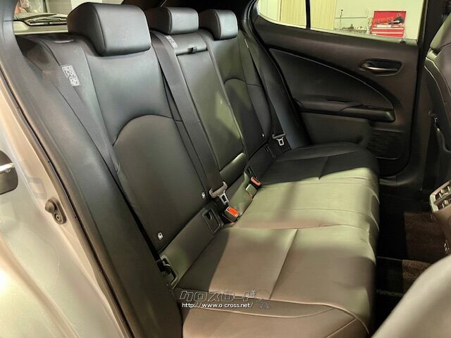 足元頭上とも余裕がございます。 レクサス UX