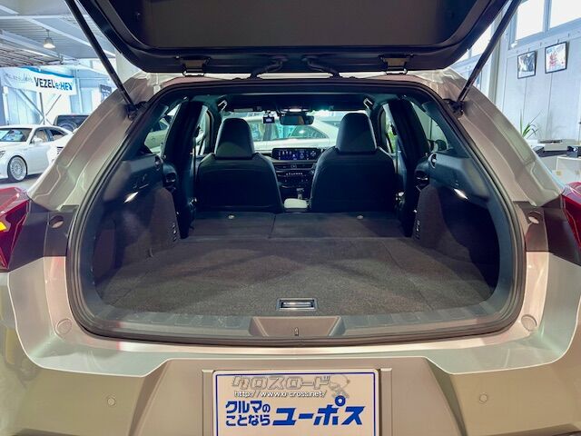 後部座席を倒すとかなり広めなラゲッジスペースが生まれます。 レクサス UX