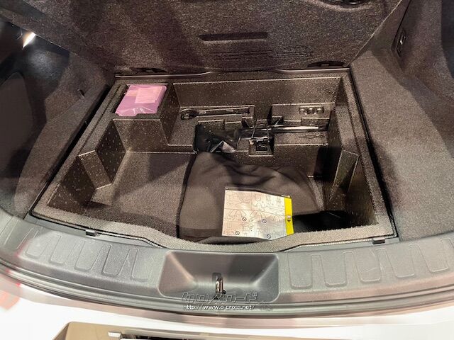 ラゲッジスペース下にはちょっとした収納スペースもございます。 レクサス UX