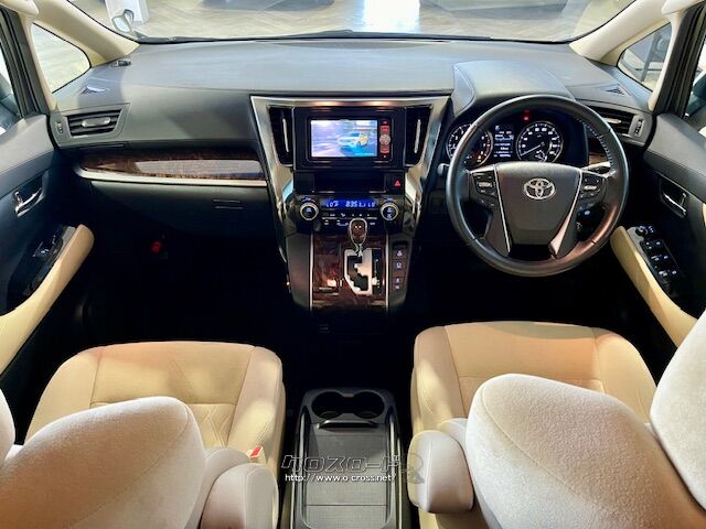 内装はベージュで高級感のある一台 トヨタ アルファード