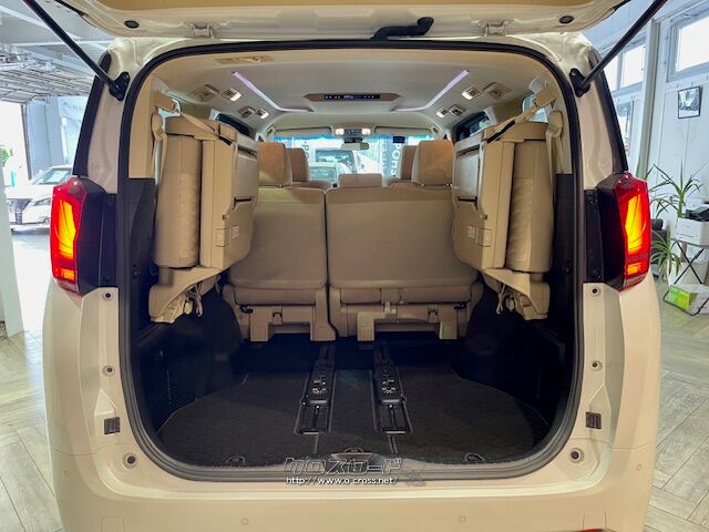 三列目シートを畳めば大荷物にも対応 トヨタ アルファード