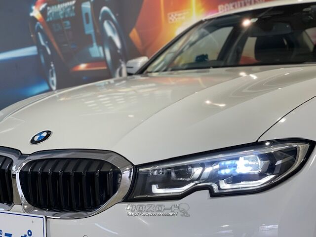 ヘッドライトは、下辺部の中央に鋭角の切り欠きを入れることで、印象的なフロント・デ BMW 3シリーズ