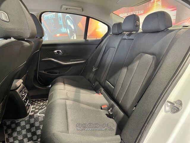 後席は足元まで広々しています。 BMW 3シリーズ