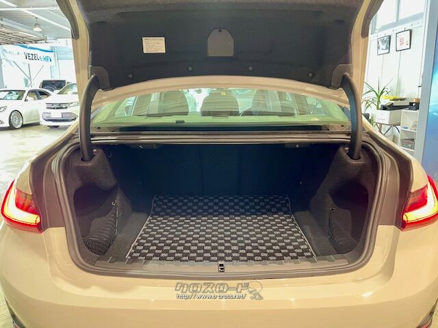 ゴルフバックも積めます。 BMW 3シリーズ