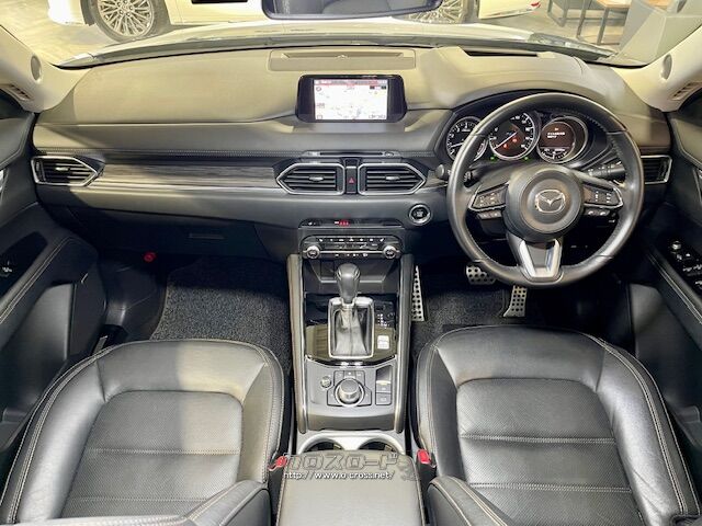 インテリアは、ドライバーを中心に操作機器や計器類を左右対称に配置。 マツダ CX-5