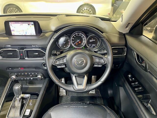 ステアリングホイールの中央からインストルメントパネルの加飾 マツダ CX-5