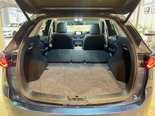 後部座席を倒すとかなり広めなラゲッジスペースが生まれます。 マツダ CX-5