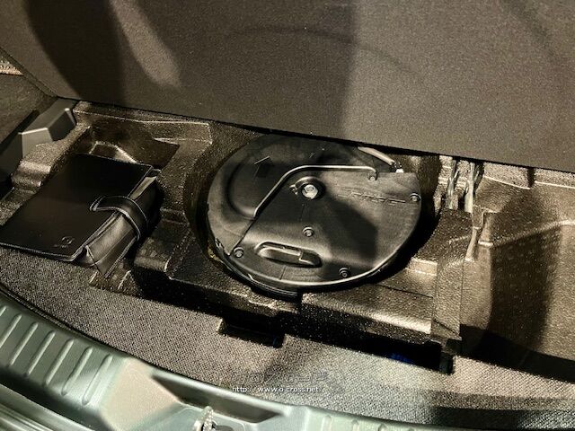 ラゲッジ下にはBOSE製のウーファーが内蔵されております。 マツダ CX-5