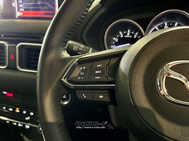 ハンドルを握ったままオーディオ操作が可能です。 マツダ CX-5