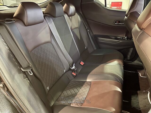 足元、頭上とも余裕がございます。 トヨタ C-HR