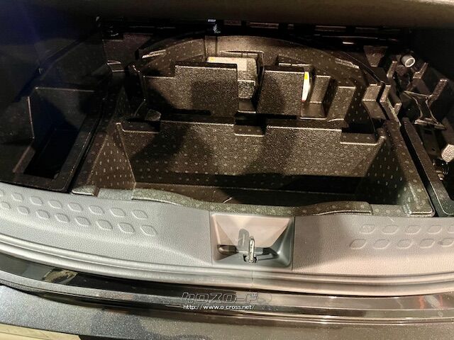 荷室下にも収納スペース トヨタ C-HR