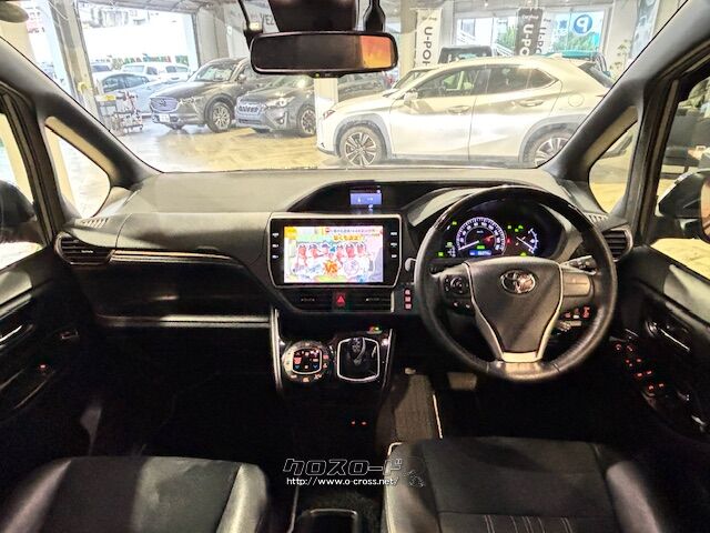 インテリアには、センタークラスターパネルやフロントドアスイッチベースに、ブラック トヨタ エスクァイア