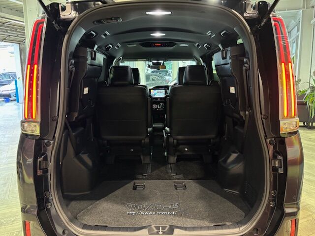 3列目シートを跳ね上げるとさらに大きな荷物も積み込めます。 トヨタ エスクァイア
