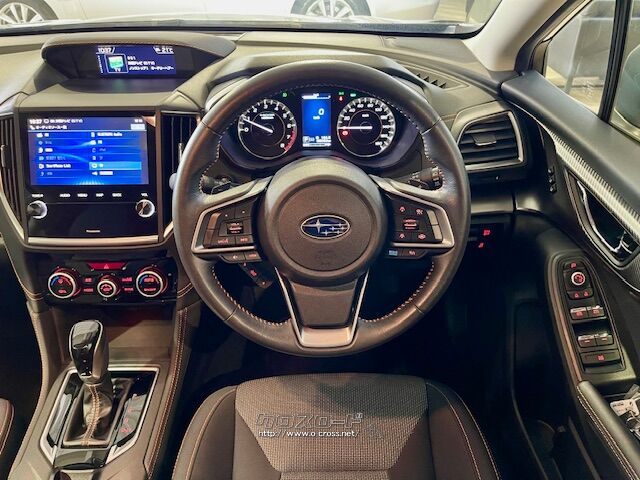 程よい太さの革巻きステアリング。パドルシフト付きです。 スバル XV