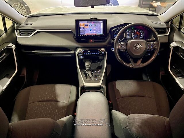 インテリアは、運転席からの視界を低くすることで圧迫感を抑えたインストルメントパネ トヨタ RAV4