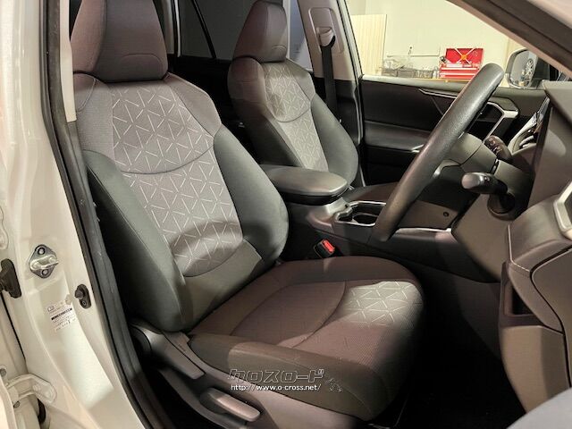 ホールド感とクッション性を兼ね備えたフロントシート トヨタ RAV4